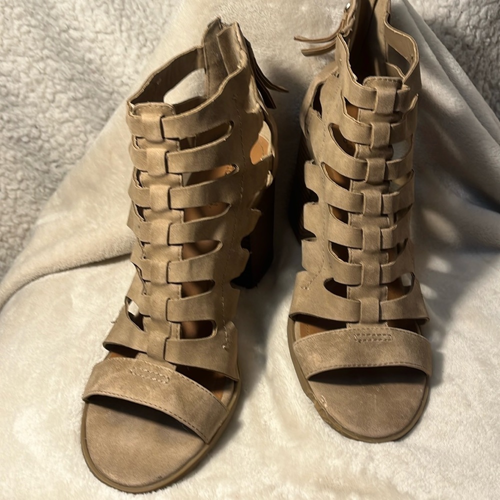Free 🆓 With A Purchase INDIGO Rd Tan  Cute 🥰 Straps Heel Sandals 👡